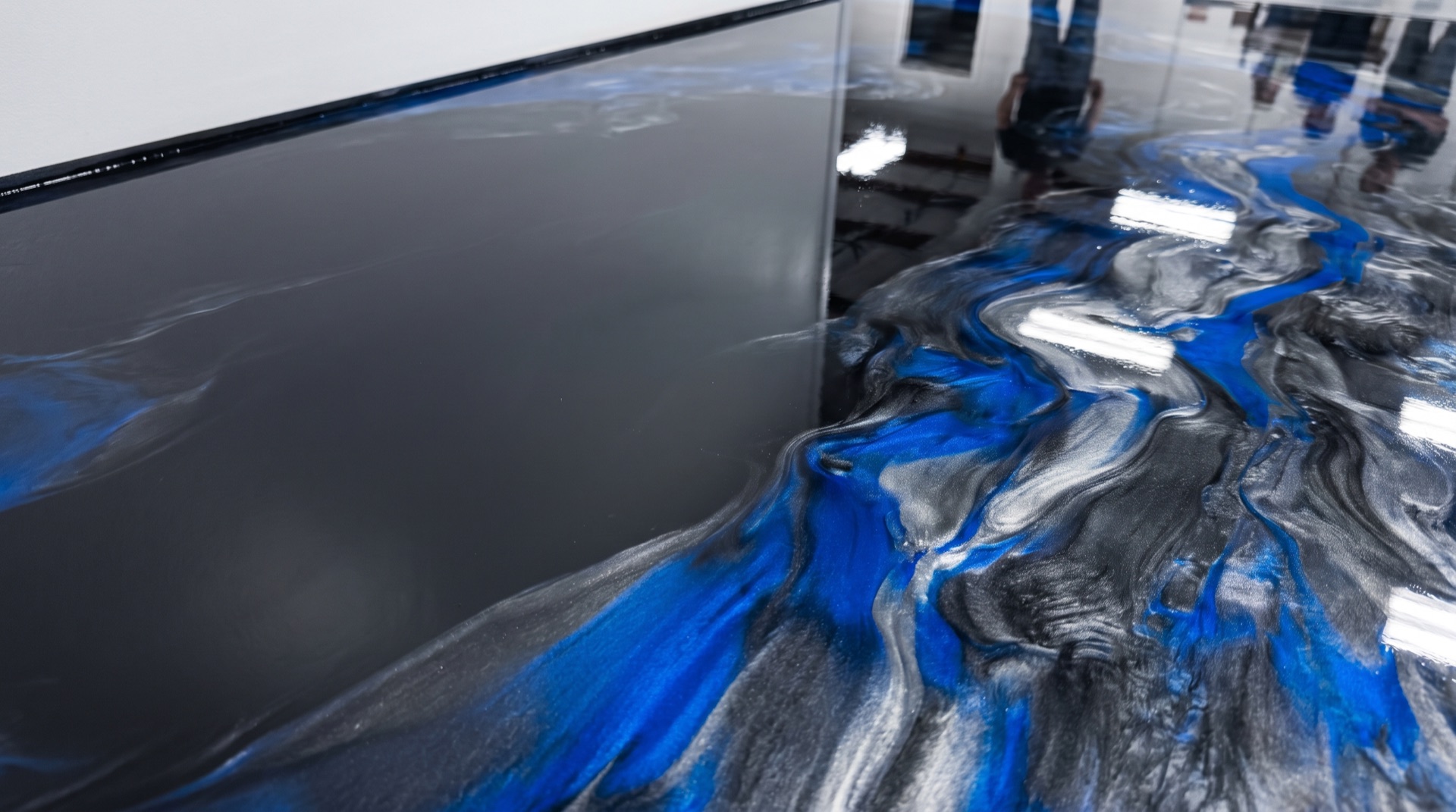 Marbled blue and silver high-gloss metallic epoxy floor with a three-dimensional look